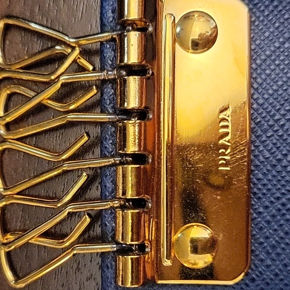 Authentic Prada Bow and Ribbon Key Card Case in Saffiano Leather - Picture 8 of 17